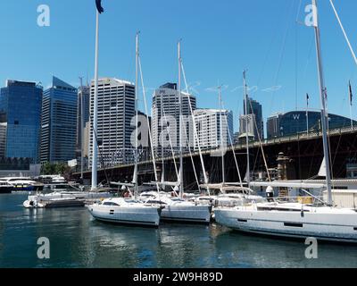 Blick auf Boote und Yachten, die an einem sonnigen Frühlingstag im November an der Pyrmont Bridge über Darling Harbour in Sydney, Australien, vor Anker liegen Stockfoto