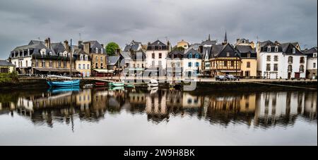 Port Saint-Goustan an der Rivière d'Auray in der Bretagne, Frankreich. Aus dem Quai Abbé Joseph Martin. Stockfoto