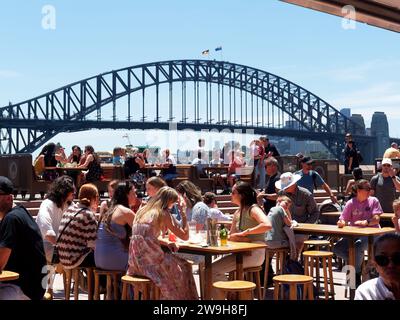 Blick auf die Gäste in der Halle des Sydney Opera House mit der berühmten Sydney Harbour Bridge im Hintergrund Stockfoto