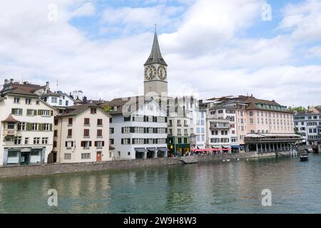 Blick auf das historische Stadtzentrum mit dem berühmten Petersdom auf der Limmat. Zürich, Schweiz. Stockfoto