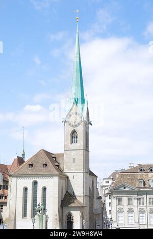 Blick auf das historische Stadtzentrum mit der berühmten Fraumünster Kirche, Schweiz. Stockfoto