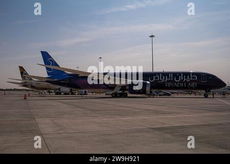 Eine Boeing 787-9 von Riyadh Airlines mit der neuen Lackierung, die auf der Rollbahn des Flughafens Dubai Al Maktoum bei einer Flugschau ausgestellt wird. Trüber Himmel, helles Licht Stockfoto