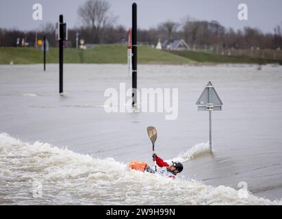 NIJMEGEN - Ein Teilnehmer an der offenen niederländischen Kanufahrermeisterschaft in Aktion. Das Hochwasser im Waal erzeugt eine stehende Welle am Beginn des Spiegelwaals, die sich sehr gut für Wildwasserpaddler eignet. ANP SEM VAN DER WAL niederlande aus - belgien aus Stockfoto