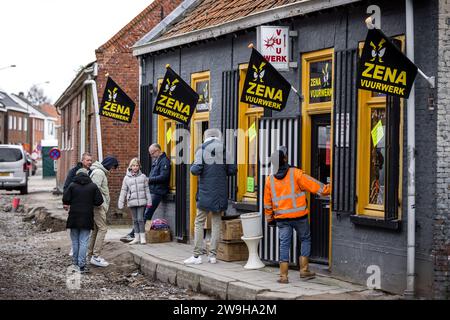 BAARLE-NASSAU – Kunden verlassen mit ihren Einkäufen ein Feuerwerkslagergeschäft in Baarle-Nassau, Belgien. Jetzt, da der Verkauf von Feuerwerkskörpern in den Niederlanden begonnen hat, können sie auch die niederländische Grenze überqueren. ANP ROB ENGELAAR niederlande aus - belgien aus Stockfoto