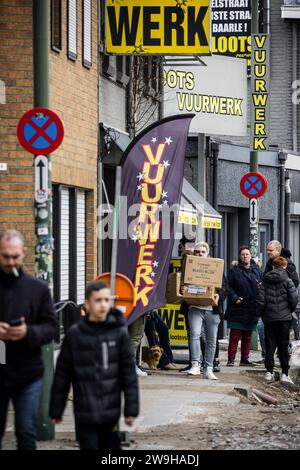 BAARLE-NASSAU – Kunden verlassen mit ihren Einkäufen ein Feuerwerkslagergeschäft in Baarle-Nassau, Belgien. Jetzt, da der Verkauf von Feuerwerkskörpern in den Niederlanden begonnen hat, können sie auch die niederländische Grenze überqueren. ANP ROB ENGELAAR niederlande aus - belgien aus Stockfoto