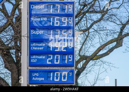 Leipzig - Niedrige Spritpreise kurz vor Silvester: Anhebung des CO2-Preises ab 1. Januar 26.12.2023 gegen 11 Uhr Leipzig im Bild: Eine Preistafel an einer Tankstelle kurz vor dem Jahreswechsel 2023/2024 sinken die Spritpreise an den Tankstellen in Leipzig in Sachsen noch einmal. Ab Neujahr sollen die Preise aufgrund der Anhebung des CO2-Preises dann erneut steigen. Leipzig Sachsen Deutschland *** Leipzig niedrige Kraftstoffpreise kurz vor Silvester Anstieg des CO2-Preises ab 1 26 12 2023 um 11 Uhr Leipzig das Bild zeigt eine Preistafel an einer Tankstelle kurz vor dem t Stockfoto