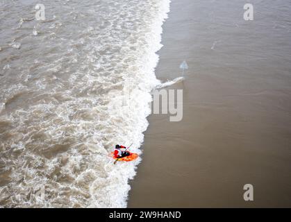 NIJMEGEN - Drohnenfoto eines Teilnehmers der offenen niederländischen Kanufahrermeisterschaft in Aktion. Das Hochwasser im Waal erzeugt eine stehende Welle am Beginn des Spiegelwaals, die sich sehr gut für Wildwasserpaddler eignet. ANP SEM VAN DER WAL niederlande aus - belgien aus Stockfoto