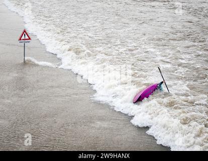 NIJMEGEN - Drohnenfoto eines Teilnehmers der offenen niederländischen Kanufahrermeisterschaft in Aktion. Das Hochwasser im Waal erzeugt eine stehende Welle am Beginn des Spiegelwaals, die sich sehr gut für Wildwasserpaddler eignet. ANP SEM VAN DER WAL niederlande aus - belgien aus Stockfoto