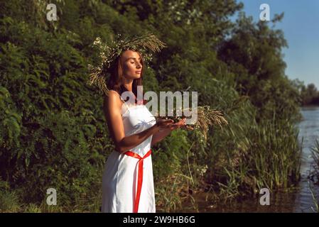 Eine junge Frau am Ufer des Dnieper-Flusses Stockfoto