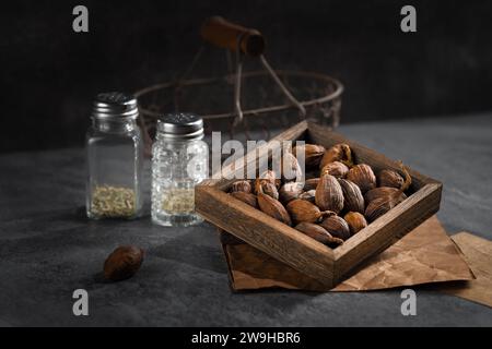 Gewürze in Holzkiste: Tsaoko Amomum Frucht Stockfoto