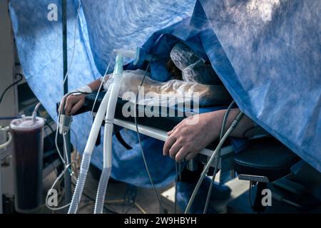 Nicht identifizierter Patient auf OP-Tisch in Vollnarkose. Stockfoto