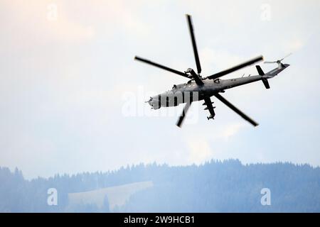 Moderner Hubschrauber im Flug, der faszinierende Bewegungsunschärfen des Rotors erzeugt. Stockfoto