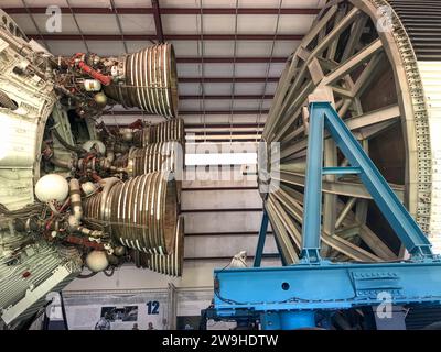 Houston, USA - 22. Oktober 2023: Inside Hangar with SATURN V Rocket im Space Center - Lyndon B. Johnson Space Center (JSC) in Houston, Texas. clos Stockfoto