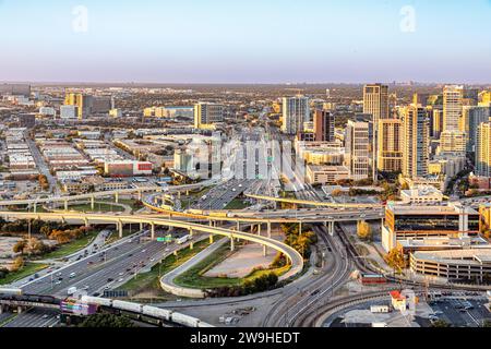 Dallas, USA - 6. November 2023: interstate mit Überführungen und Brücken und landschaftlich reizvoller Skyline am späten Nachmittag in Dallas, Texas, USA Stockfoto