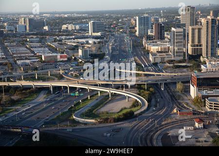 Dallas, USA - 6. November 2023: interstate mit Überführung und Brücken mit Zug am späten Nachmittag in Dallas, Texas, USA Stockfoto