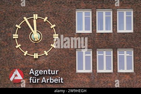 28. Dezember 2023, Hamburg: Die Uhr an der Fassade der Arbeitsagentur zeigt fünf bis zwölf Minuten. Foto: Marcus Brandt/dpa Stockfoto