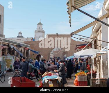 Geschäftige Hauptstraße und Markt in der Medina mit Bogen in der Stadt Essaouira, Marokko. Dezember 2023 Stockfoto