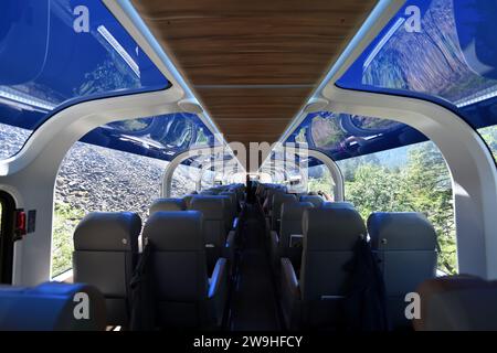 In der doppelstöckigen Luxuskutsche und dem Speisewagen des Rocky Mountaineer-Zuges mit Glasdecke für ausgedehnte Beobachtungen Stockfoto
