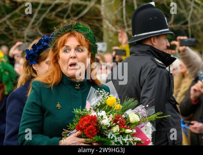 Die Herzogin von York macht Witze mit Menschenmassen, nachdem sie die Weihnachtsfeier in der St. Mary Magdalene Church in Sandringham besucht hat. Dezember 2023 Stockfoto