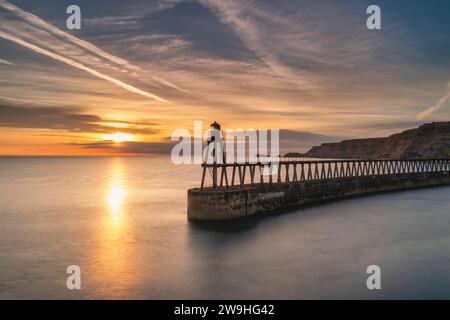 Sonnenaufgang über Whitby Hafen und River Eske Mitte September 2018 Stockfoto