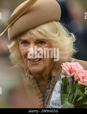 Die Königin begrüßt wohlwollende Gäste nach dem Besuch des Weihnachtsgottesdienstes in der St. Mary Magdalene Church in Sandringham. Dezember 2023 Stockfoto