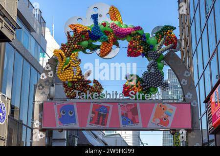 TOKIO/JAPAN - 21. November 2023: Schild zum berühmten Eingang in die Takeshita-Straße Stockfoto