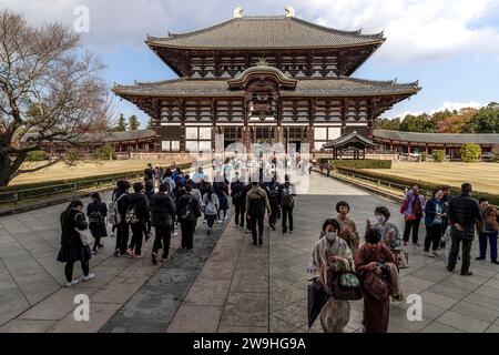 NARA/JAPAN - 28. November 2023: Menschenmassen besuchen den Todaiji-Tempel Stockfoto