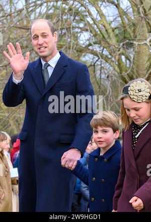 Der Prinz von Wales winkt seinen Wohlwollenden bei der Ankunft in der St. Mary Magdalene Church in Sandringham zum Weihnachtsgottesdienst. Dezember 2023 Stockfoto