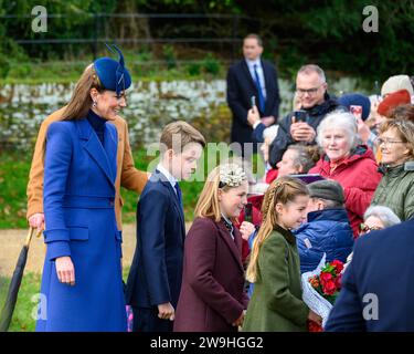 Prinzessin von Wales und Kinder begrüßen wohlwollende Wünsche nach dem Besuch des Weihnachtsgottesdienstes in der St. Mary Magdalene Church in Sandringham. Dezember 2023 Stockfoto