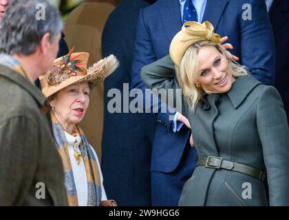 Die Prinzessin Royal und Zara Tindall, nachdem sie die Weihnachtsgottesdienste in der St. Mary Magdalene Church in Sandringham besucht hatten. Dezember 2023 Stockfoto