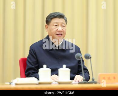 Peking, China. Dezember 2023. XI Jinping, Generalsekretär des Zentralkomitees der Kommunistischen Partei Chinas, chinesischer Präsident und Vorsitzender der Zentralen Militärkommission, hält eine wichtige Rede auf der Zentralen Konferenz über die Arbeit im Zusammenhang mit auswärtigen Angelegenheiten in Peking, der Hauptstadt Chinas. Die Konferenz fand von Mittwoch bis Donnerstag in Peking statt. Quelle: Ju Peng/Xinhua/Alamy Live News Stockfoto