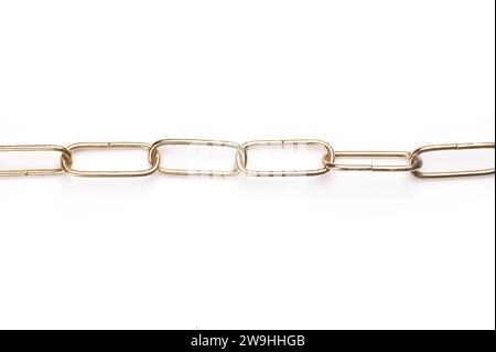 Längliche Stahlkette mit glänzender, vermessingter Oberfläche, gerade Form, mit abgerundeten Gliedern. Glatte und dekorative Ringkette aus Runddraht. Stockfoto