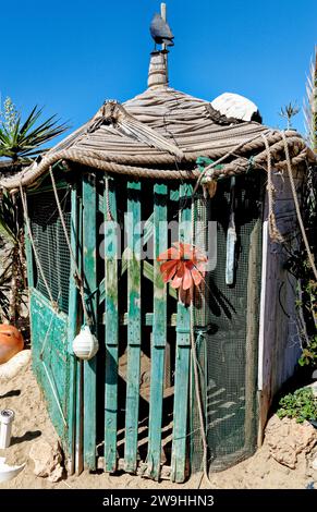 Punta de Jandia, Fuerteventura - Spanien - 21.09.2023. Fisherman's House mit alter alter alter Angelausrüstung Stockfoto