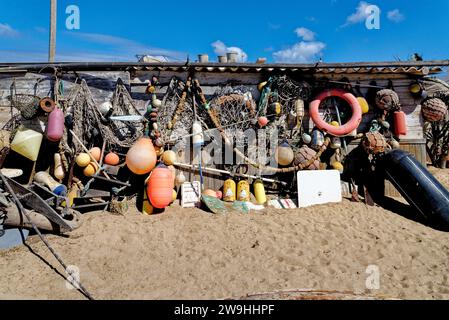Punta de Jandia, Fuerteventura - Spanien - 21.09.2023. Fisherman's House mit alter alter alter Angelausrüstung Stockfoto