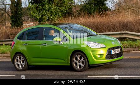 Milton Keynes, Großbritannien - 28. Dezember 2023: 2011 grünes Citroen C3 Auto auf einer englischen Straße Stockfoto