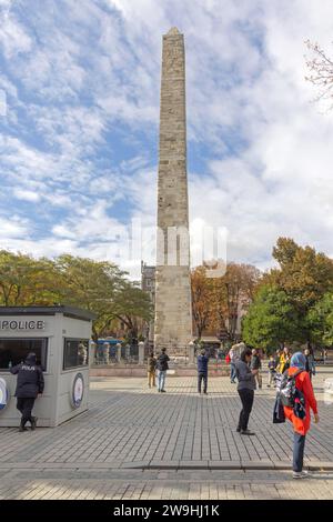 Istanbul, Türkei - 18. Oktober 2023: Obelisk der Konstantinopelsäule am Hippodrom Historic Landmark. Stockfoto