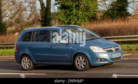 Milton Keynes, Großbritannien - 28. Dezember 2023: 2008 blauer Dieselmotor Vauxhall Zafira fährt auf einer englischen Straße Stockfoto