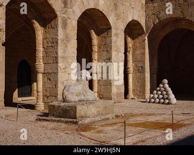 Rhodos, Griechenland - 21. April 2023: Alte Löwenstatue im Archäologischen Museum von Rhodos Stadt. Stockfoto