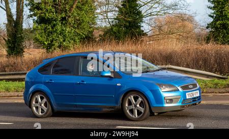 Milton Keynes, Großbritannien - 28. Dezember 2023: 2008 blaues Ford Focus Auto fährt auf einer britischen Straße Stockfoto