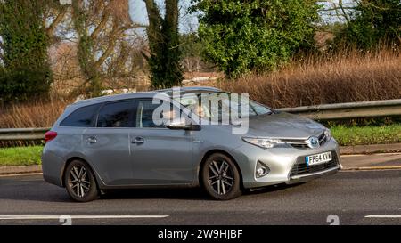 Milton Keynes, Großbritannien - 28. Dezember 2023:2014 Toyota Auris Hybrid-Elektroauto, das auf einer englischen Straße fährt Stockfoto