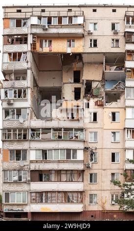 Zerstörtes mehrstöckiges Wohngebäude nach einer Gasexplosion. Gasleck in Haushalten. Stockfoto