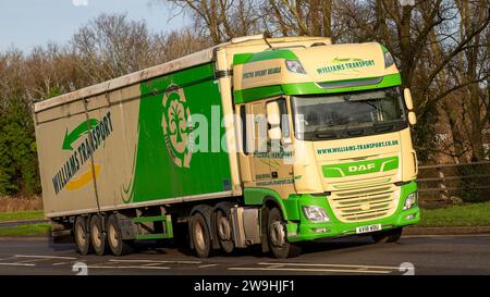 Stony Stratford, Bucks, 28. Dezember 2023. 2018 DAF Trucks XF 480 FTG Lkw in Williams Transport Lackierung Stockfoto