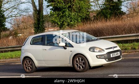 Milton Keynes, Großbritannien - 28. Dezember 2023: 2011 weißes Fiat Punto Auto fährt auf einer britischen Straße Stockfoto