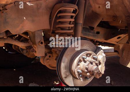 Vordere Strebe und achse des Fahrzeugs in der mechanischen Werkstatt für Autoservice Stockfoto