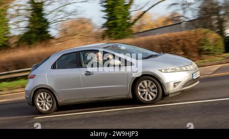 Milton Keynes, Großbritannien - 28. Dezember 2023: Honda Civic Car mit 2006 silbernem Dieselmotor auf englischer Straße Stockfoto