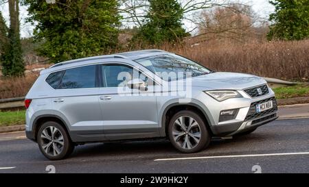 Milton Keynes, Großbritannien - 28. Dezember 2023: 2016 silberne Ateca-Dieselauto auf einer britischen Straße Stockfoto