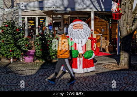 Die Tage sind gezählt. Glatze hat der Weihnachtsmann , wie hier in der Fußgängerzone von Bad Reichenhall , wieder schnell 1 Jahr lang Urlaub. Bad Reichenhall Bayern Deutschland *** die Tage sind bald gezählt der Weihnachtsmann, wie hier in der Fußgängerzone von Bad Reichenhall, wird wieder für fast 1 Jahr Urlaub machen Bad Reichenhall Bayern Deutschland Copyright: XRolfxPossx Stockfoto