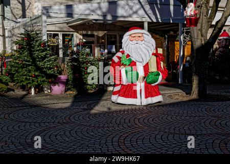 Die Tage sind gezählt. Glatze hat der Weihnachtsmann , wie hier in der Fußgängerzone von Bad Reichenhall , wieder schnell 1 Jahr lang Urlaub. Bad Reichenhall Bayern Deutschland *** die Tage sind bald gezählt der Weihnachtsmann, wie hier in der Fußgängerzone von Bad Reichenhall, wird wieder für fast 1 Jahr Urlaub machen Bad Reichenhall Bayern Deutschland Copyright: XRolfxPossx Stockfoto