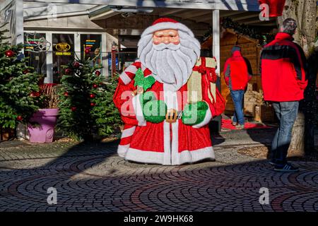 Die Tage sind gezählt. Glatze hat der Weihnachtsmann , wie hier in der Fußgängerzone von Bad Reichenhall , wieder schnell 1 Jahr lang Urlaub. Bad Reichenhall Bayern Deutschland *** die Tage sind bald gezählt der Weihnachtsmann, wie hier in der Fußgängerzone von Bad Reichenhall, wird wieder für fast 1 Jahr Urlaub machen Bad Reichenhall Bayern Deutschland Copyright: XRolfxPossx Stockfoto