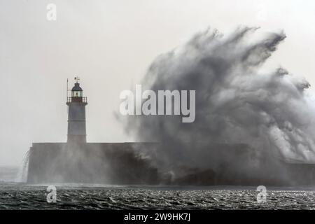 Newhaven, 28. Dezember 2023: Sturm Gerrit schlägt heute Morgen bei Flut den Hafenarm und den Leuchtturm bei Newhaven in East Sussex Stockfoto